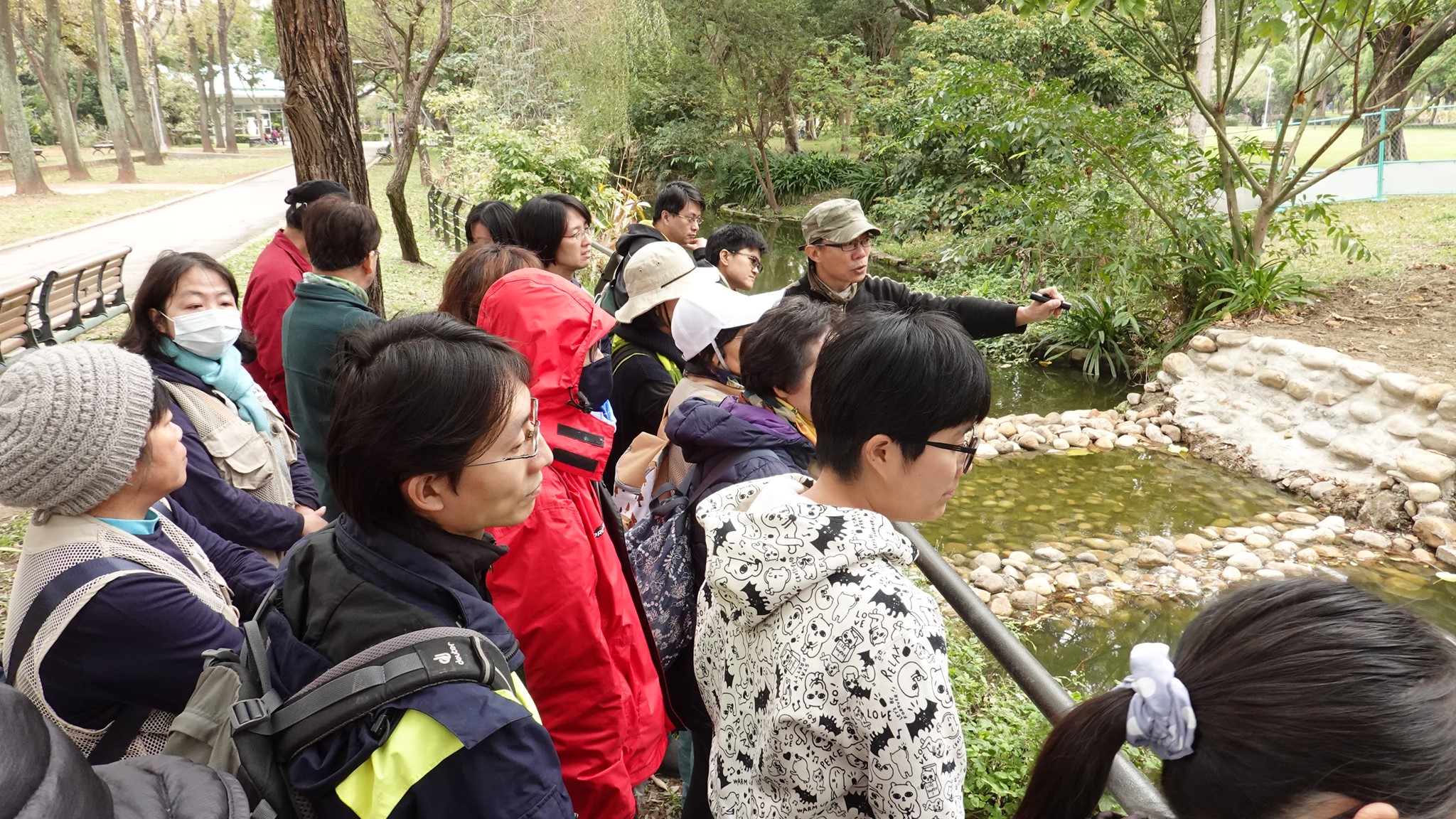 育偉向志工解說營造溪流生態系的重點